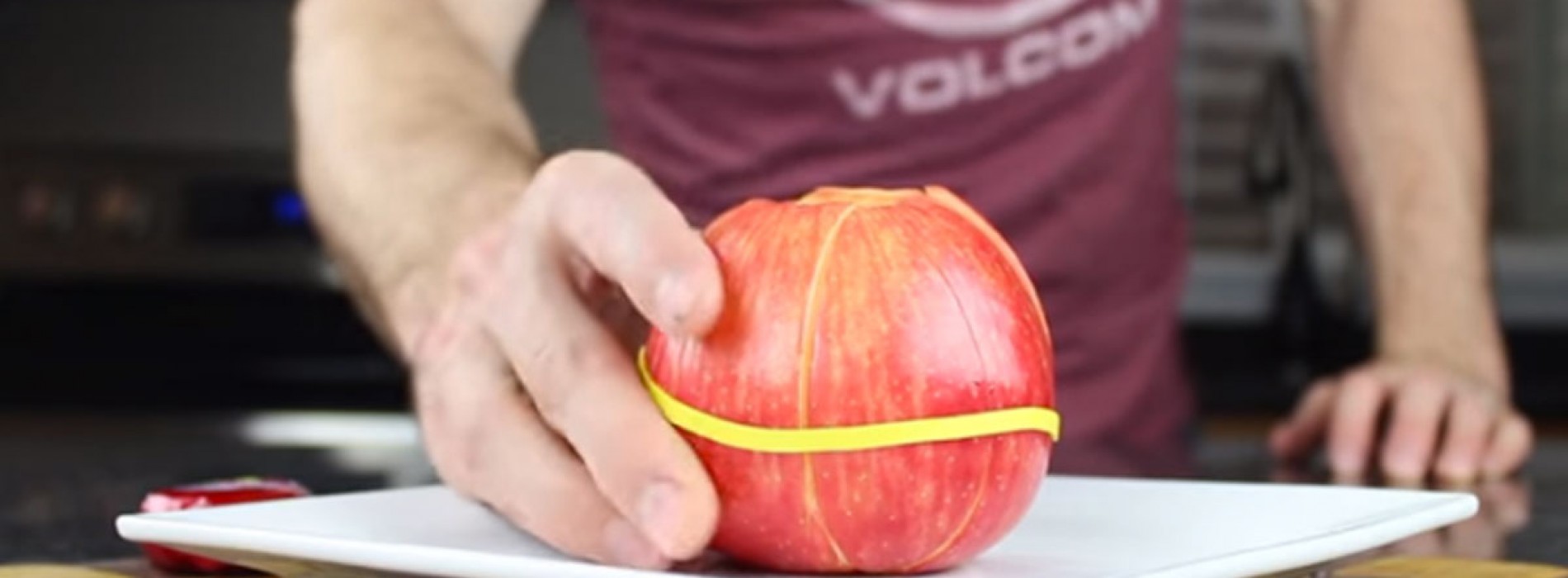 Hij wikkelt een rubberen band om zijn appel, de reden? Deze tips zijn geweldig!