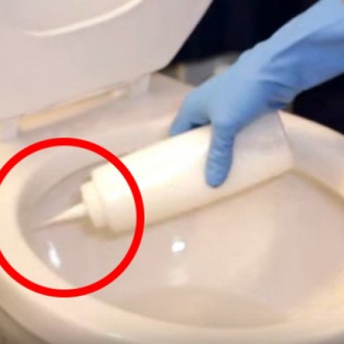 Het toilet schoonmaken is een fluitje van een cent met deze GOEDKOPE manier!