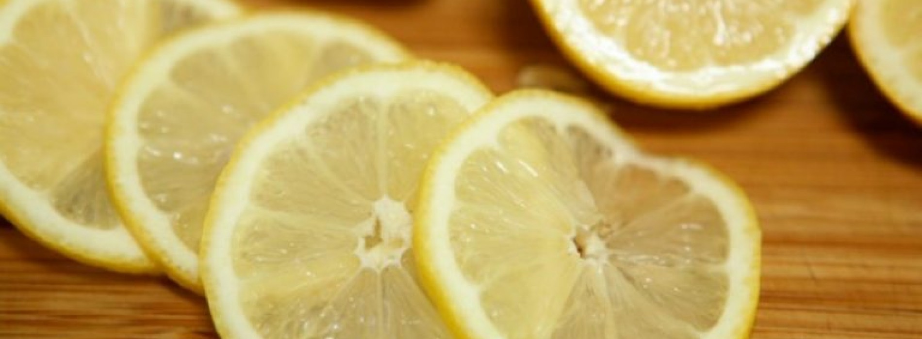 HEFTIG! Om deze reden moet je nooit vragen om een schijfje citroen in je drankje!