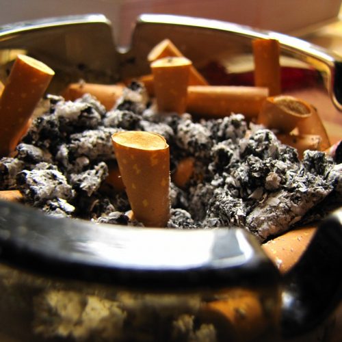 Met DIT natuurlijke middel verwijder je nare rookgeurtjes uit je huis!