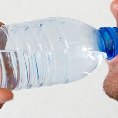 Dit is waarom je nooit water uit een plastic flesje moet drinken!