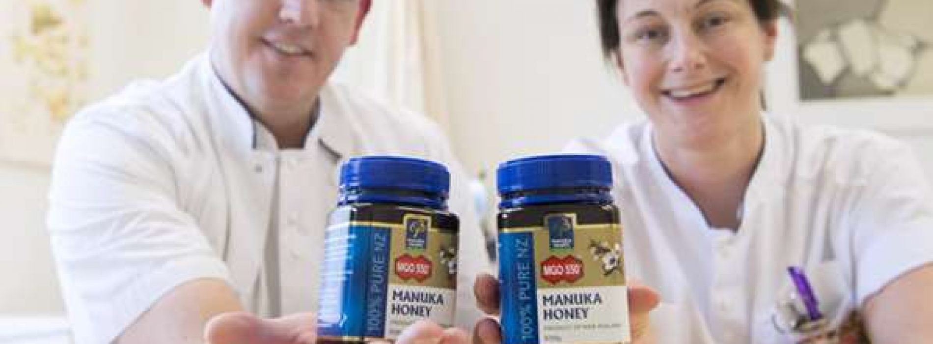 Wereldprimeur: Ziekenhuis in Tilburg bestrijdt onbehandelbare darminfectie met honing