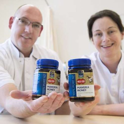 Wereldprimeur: Ziekenhuis in Tilburg bestrijdt onbehandelbare darminfectie met honing