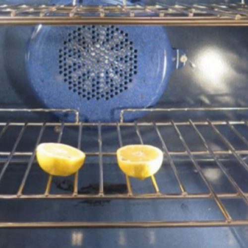 Deze vrouw sneed een citroen in twee stukken en legt deze in de oven. Handige tip voor elk huishouden!
