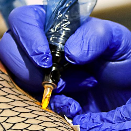 Veel zwarte tatoeage-inkten bevatten gevaarlijke stoffen