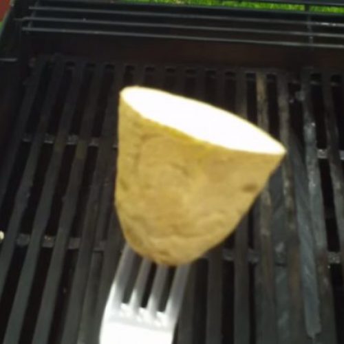 Hij wrijft een rauwe aardappel op de grill, slimme truc die iedere barbecue-fan moet kennen