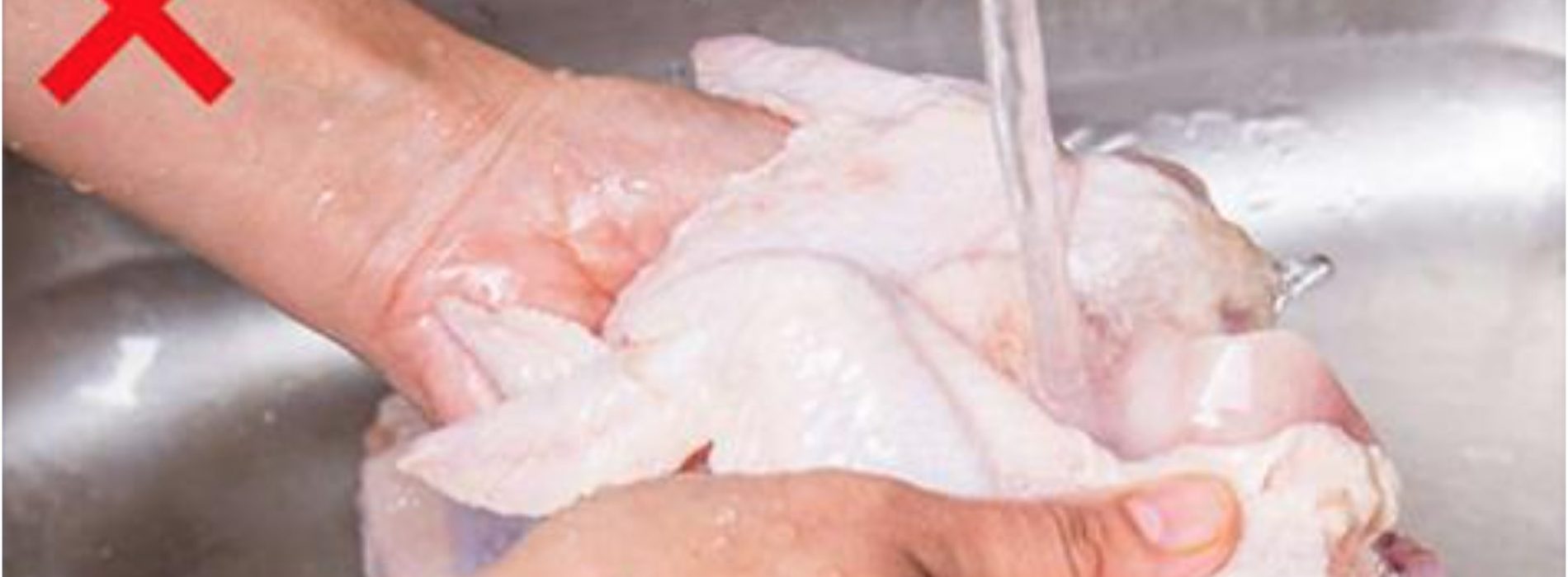 Dit is de reden waarom je rauwe kip nooit zou moeten wassen voor het bereiden!