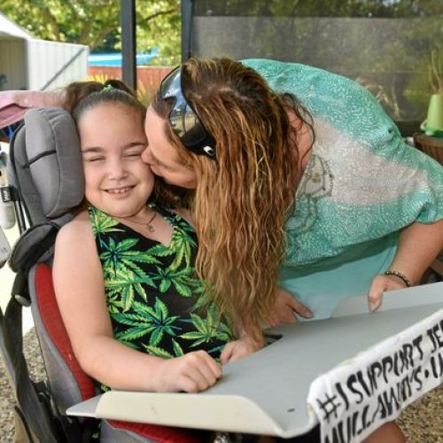 Meisje (9) met 19 ziektes bloeit op dankzij cannabisolie. Bekijk hier de indrukwekkende beelden