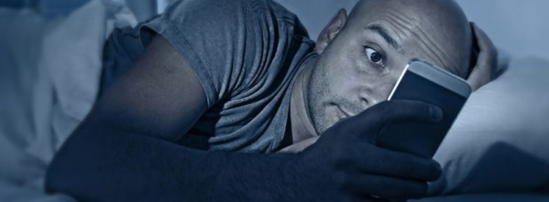 3 Zeer BELANGRIJKE Redenen waarom u moet STOPPEN met uw smartphone ‘s nachts te gebruiken (# 3 zal u schokken!)