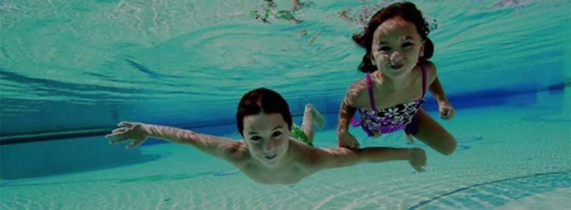 Chloor in zwembaden transformeert zonnebrandcrème in giftige kanker veroorzakende Chemicaliën direct op uw huid!