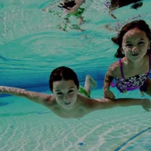 Chloor in zwembaden transformeert zonnebrandcrème in giftige kanker veroorzakende Chemicaliën direct op uw huid!