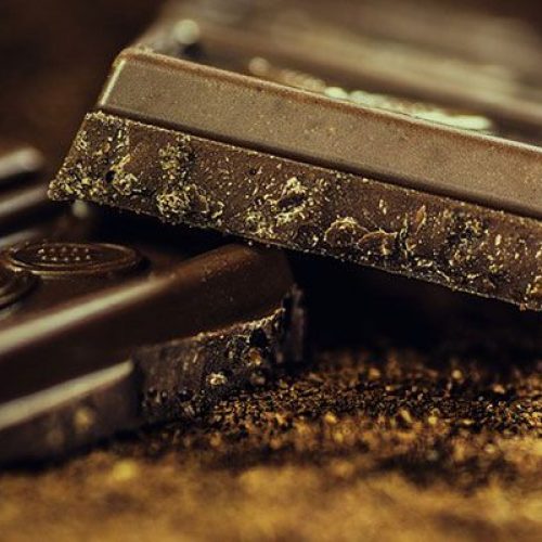 Als het gaat om chocolade, is donkerder gezonder: experts vinden dat het risicofactoren voor hartziekten in slechts een maand kan verminderen