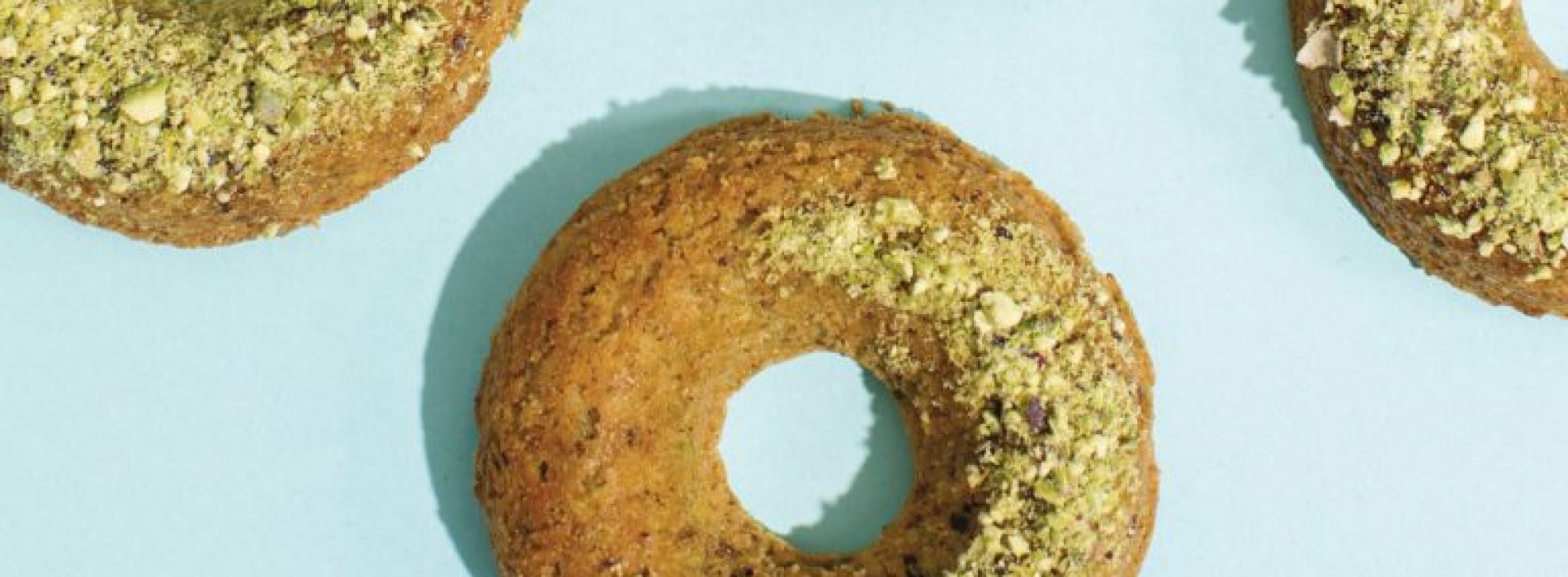 Gezonde desserts: Pistache en kardemom donuts met rozenwater glazuur