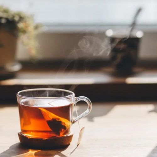Het dagelijks drinken van 2 kopjes zwarte thee vermindert het risico op vroegtijdig overlijden
