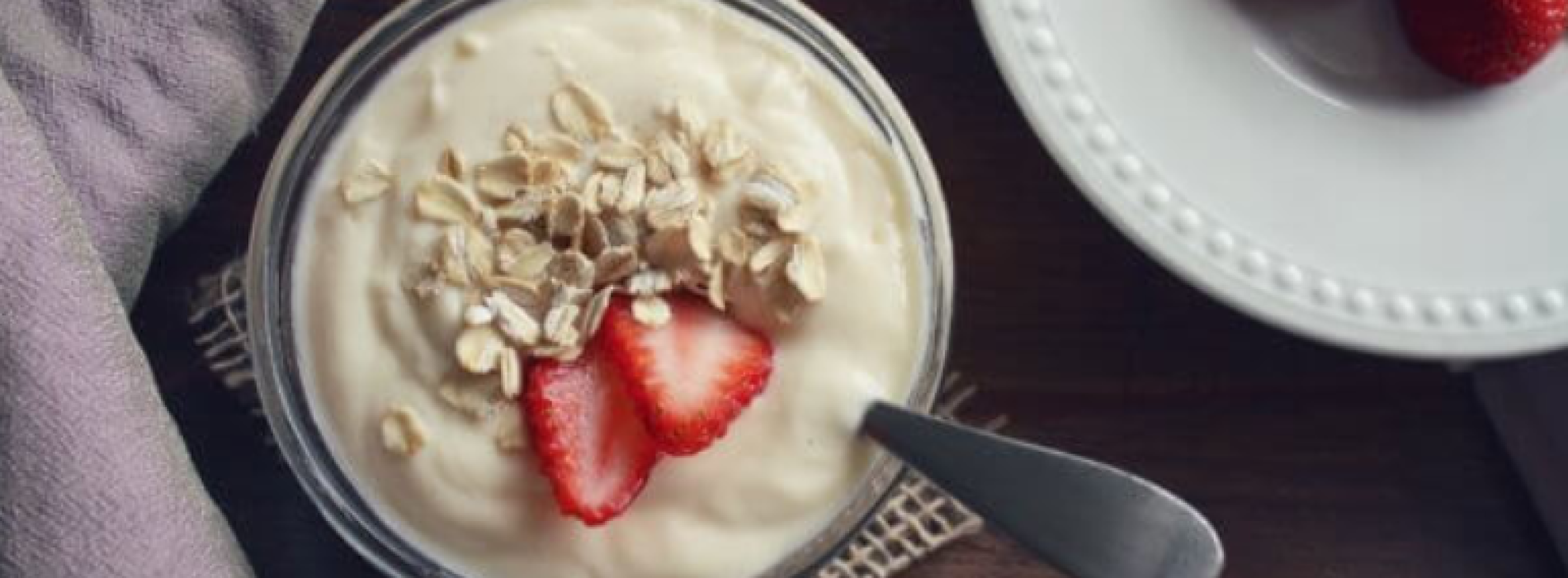 We weten eindelijk waarom het eten van yoghurt geestelijke gezondheidsproblemen helpt voorkomen
